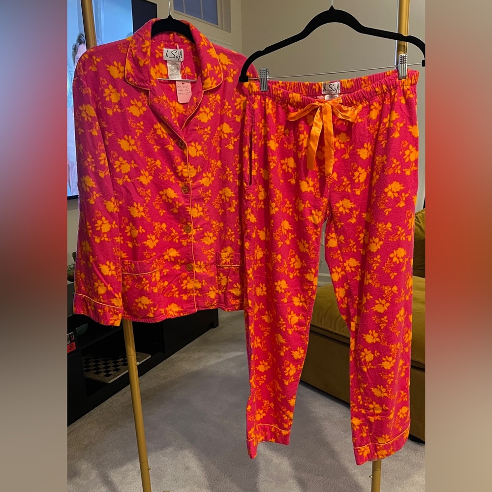 b Soft Floral Pink and Orange Pajama Set size medium